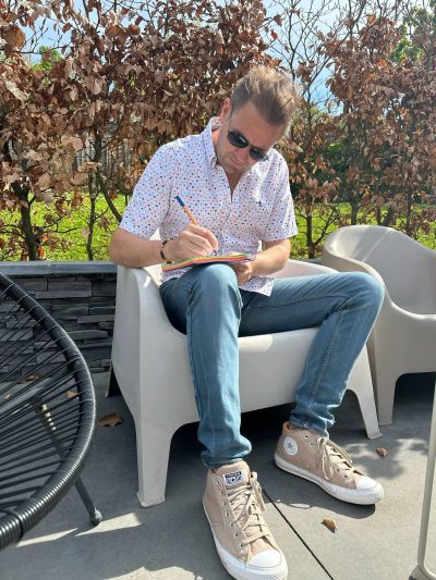 Sébastien Clarinval - Cofondateur

Il incarne l’engagement solide et réfléchi. Homme de convictions, il avance avec détermination, toujours guidé par l’idée qu’ensemble, on peut changer les choses. Sa force réside dans sa capacité à fédérer les énergies, à transformer une idée en action concrète, toujours avec rigueur et passion. C’est un moteur inépuisable, un bâtisseur de projets qui ne recule jamais devant l’effort. Sa créativité, son sens de l’organisation et son regard stratégique donnent à FlashHope une vision claire et ambitieuse. Il sait écouter, faire confiance, et surtout, donner à chacun la place qu’il mérite dans l’aventure collective. Véritable leader de cœur, Sébastien agit avec sincérité, constance et une belle humilité. Il ne cherche pas à briller, mais à faire briller les causes qu’il défend.